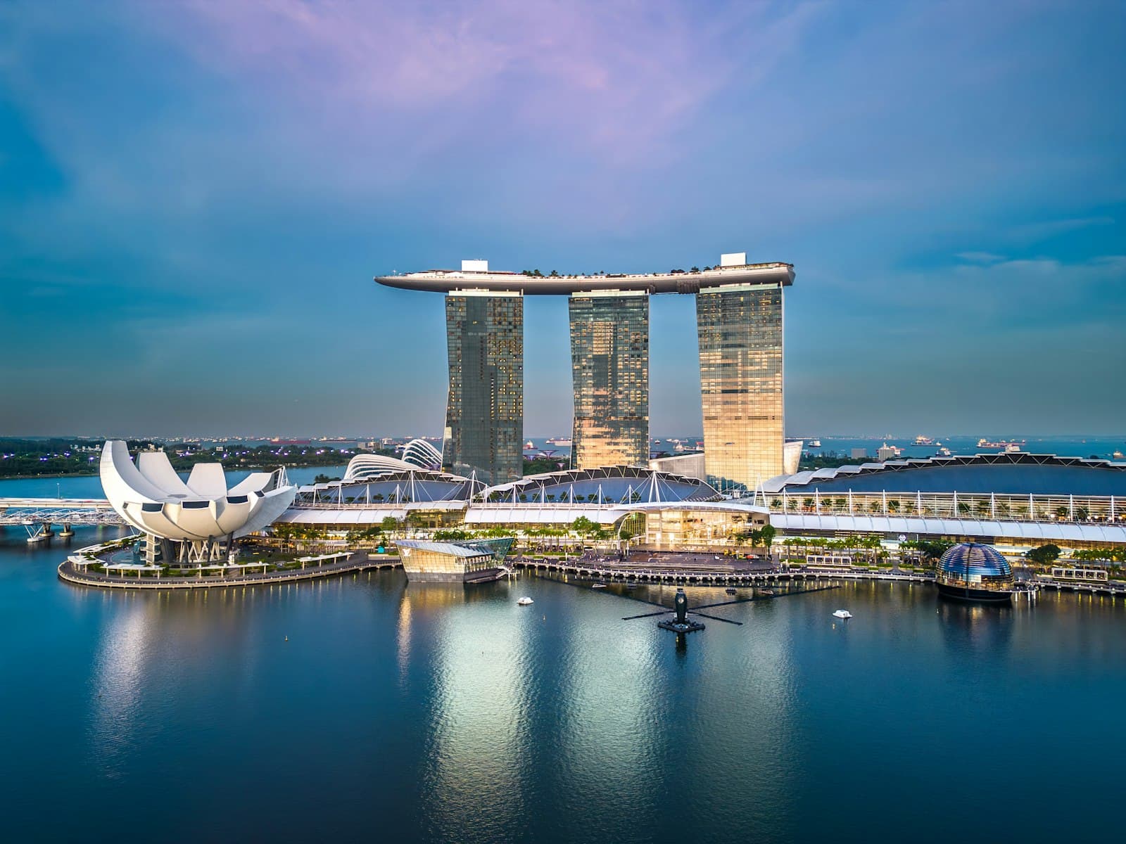 Marina Bay and the Singapore waterfront at dusk